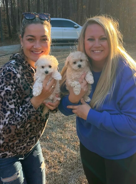Familia feliz con su cachorro
