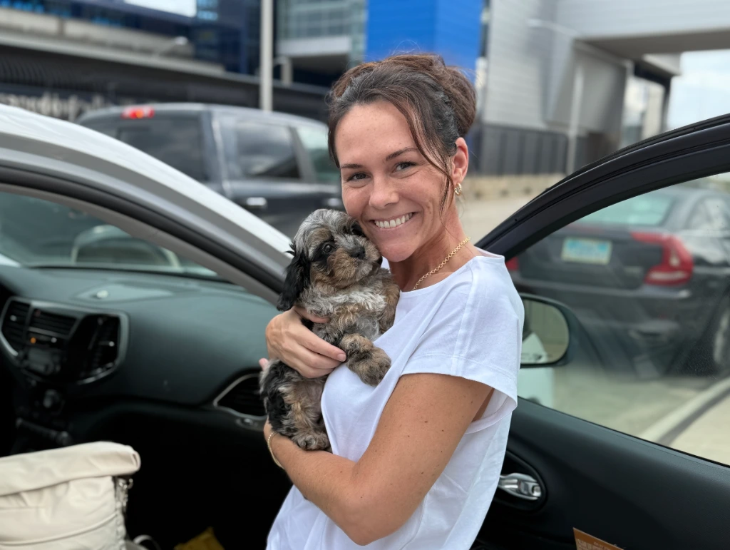 Familia feliz con su cachorro