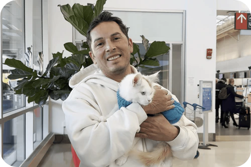 Familia feliz con su cachorro