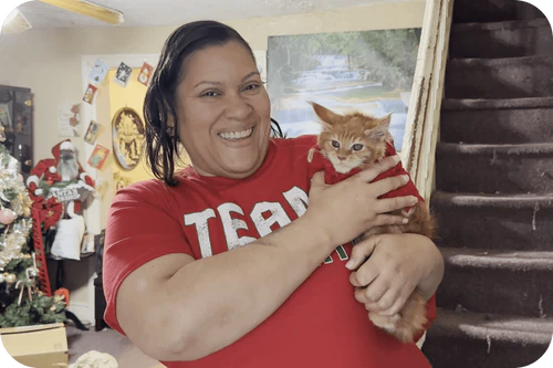 Familia feliz con su cachorro