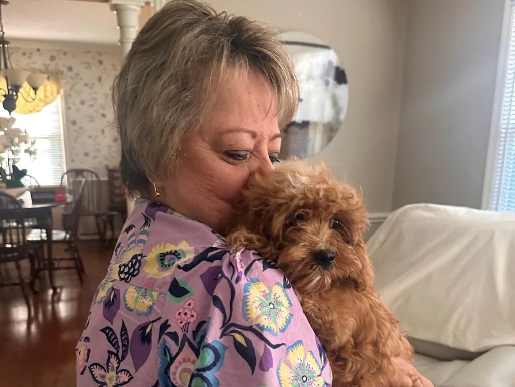 Familia feliz con su cachorro