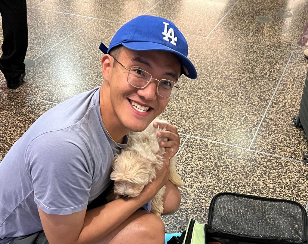 Familia feliz con su cachorro