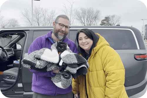 Familia feliz con su cachorro