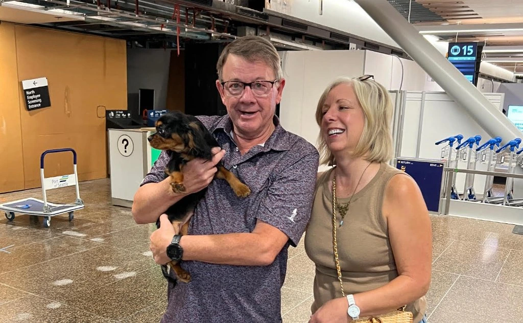 Familia feliz con su cachorro