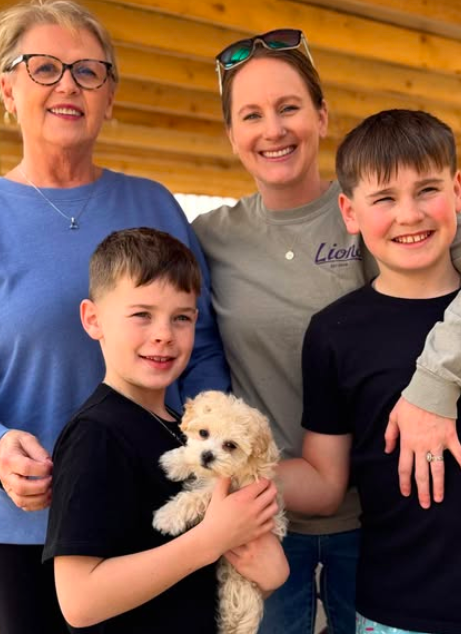 Familia feliz con su cachorro