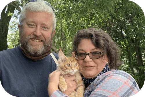 Familia feliz con su cachorro