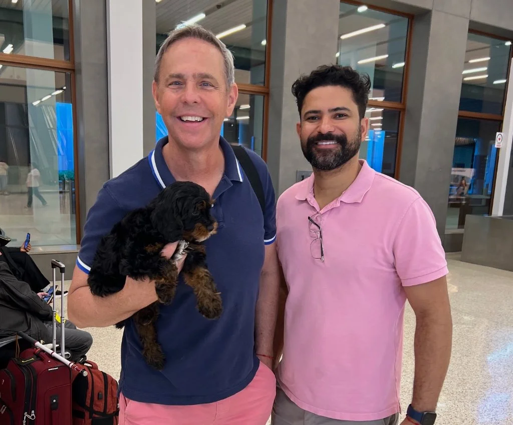 Familia feliz con su cachorro