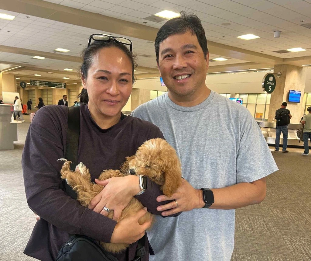 Familia feliz con su cachorro