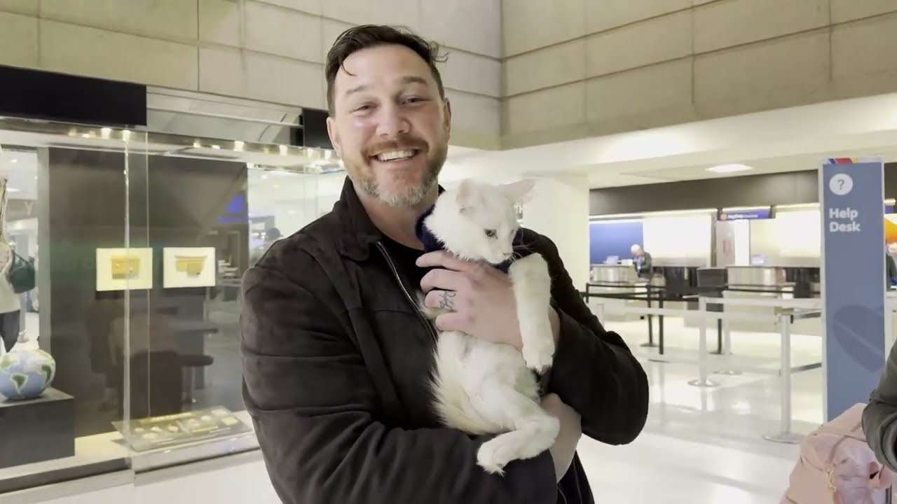 Familia feliz con su cachorro