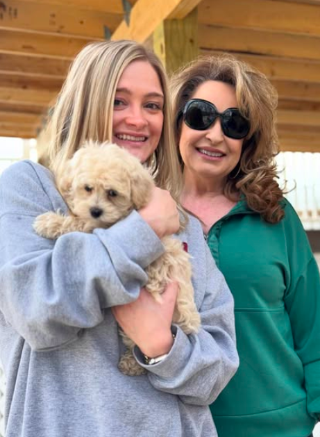 Familia feliz con su cachorro