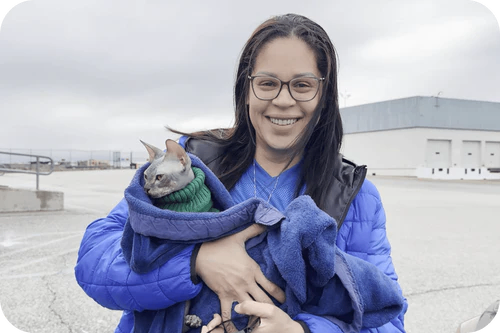Familia feliz con su cachorro