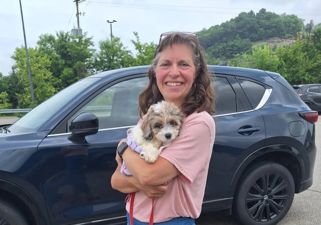 Familia feliz con su cachorro