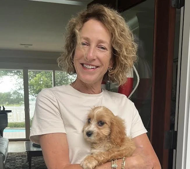 Familia feliz con su cachorro
