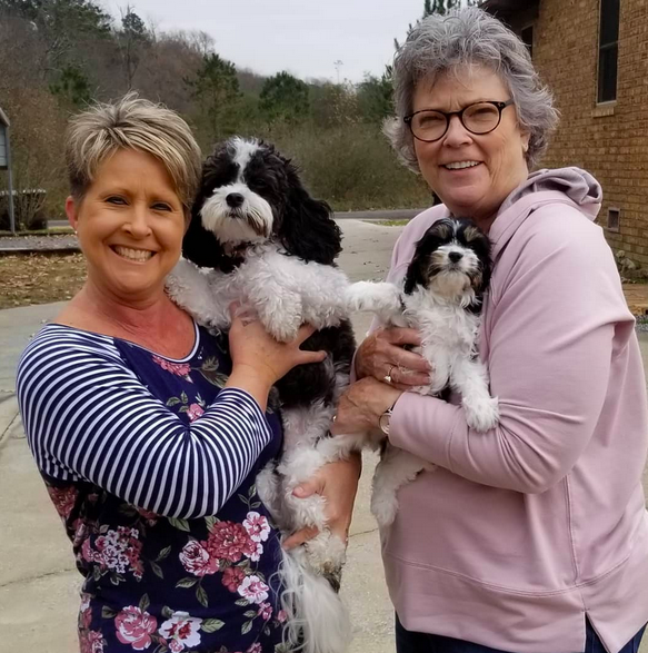 Familia feliz con su cachorro