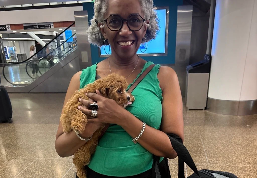 Familia feliz con su cachorro