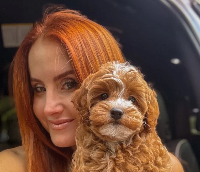 Familia feliz con su cachorro