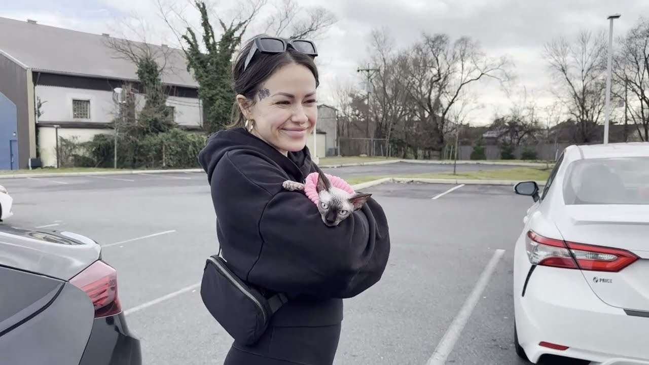 Familia feliz con su cachorro